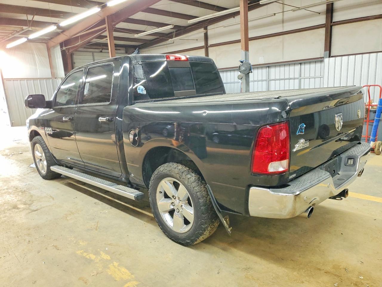 2015 RAM 1500 SLT photo 2