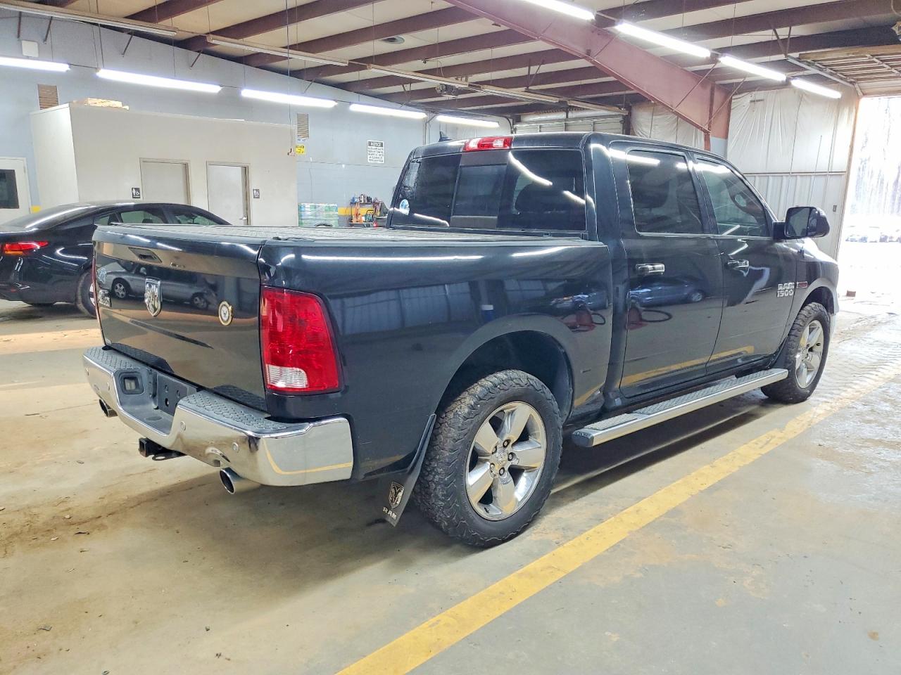 2015 RAM 1500 SLT photo 3