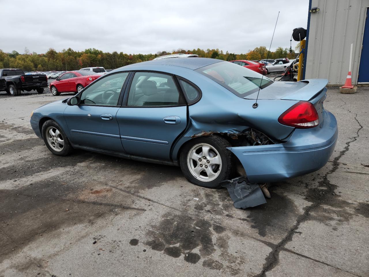 2005 FORD TAURUS SE photo 2