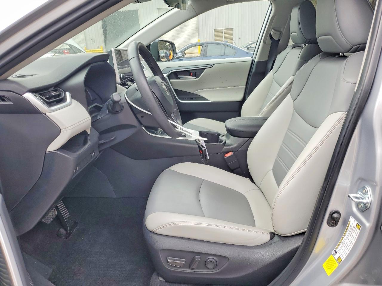 2024 TOYOTA RAV4 XLE PREMIUM photo 7