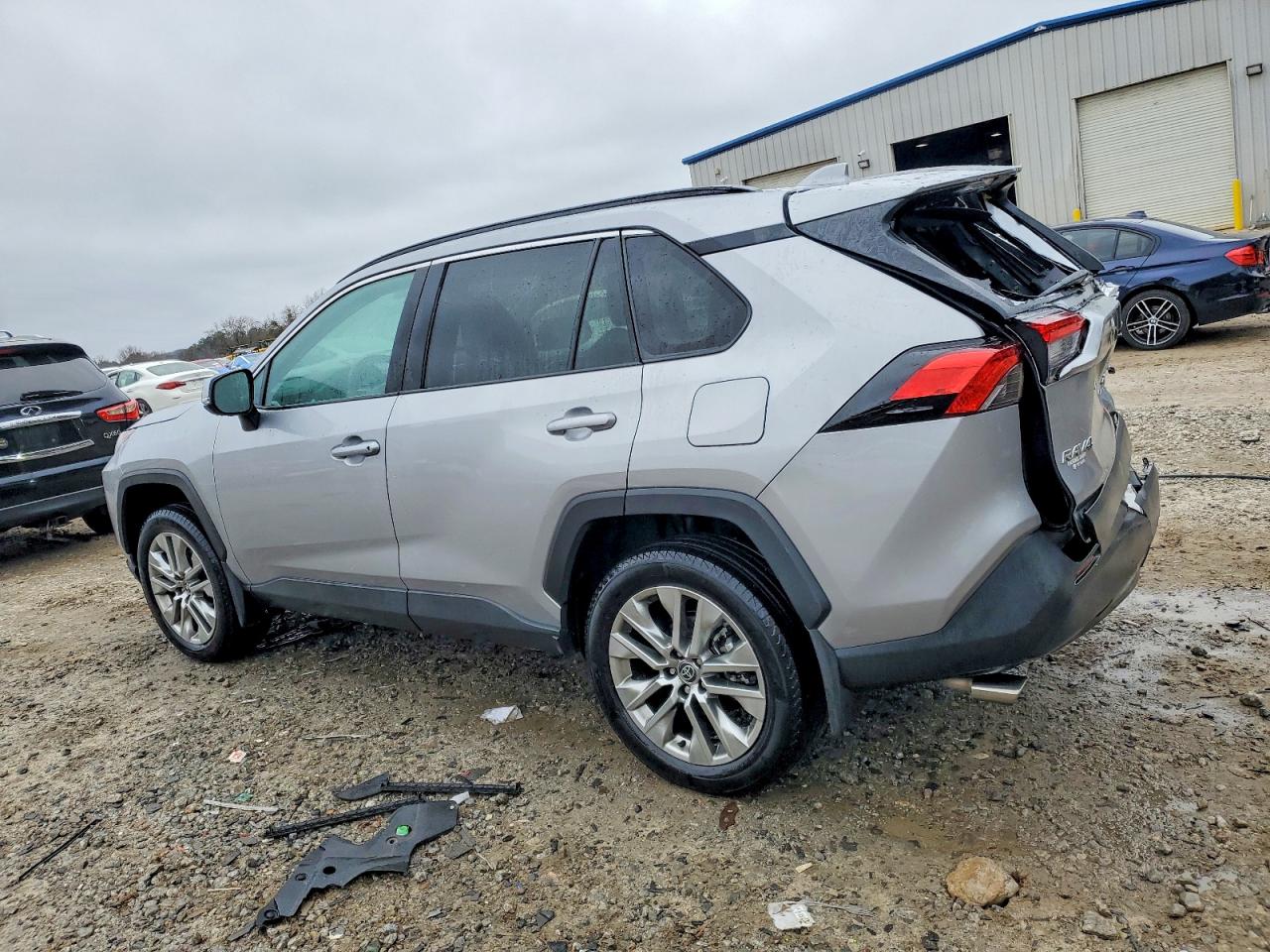 2024 TOYOTA RAV4 XLE PREMIUM photo 2