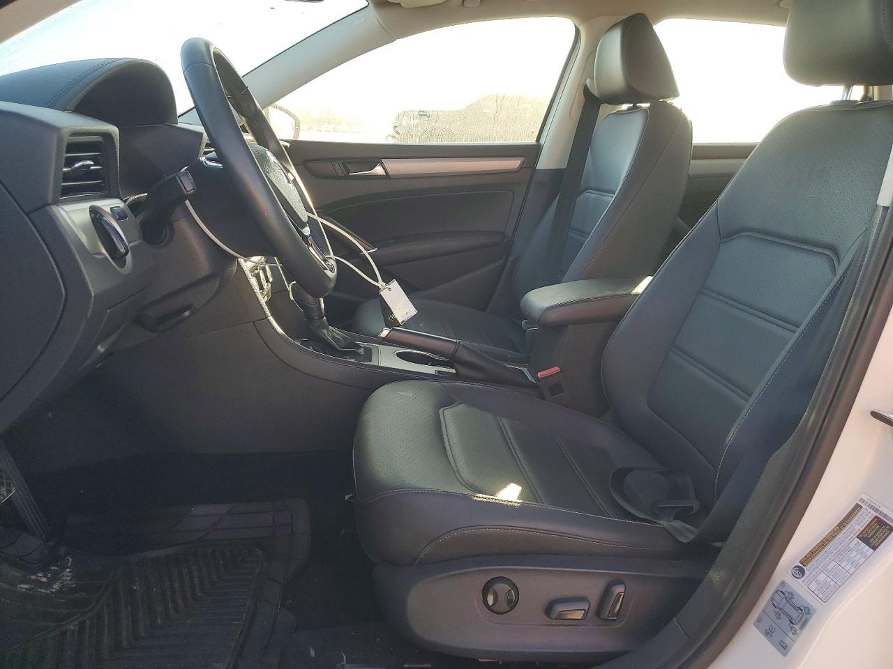 2021 VOLKSWAGEN PASSAT SE photo 13