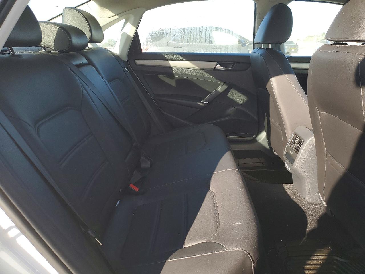 2021 VOLKSWAGEN PASSAT SE photo 19