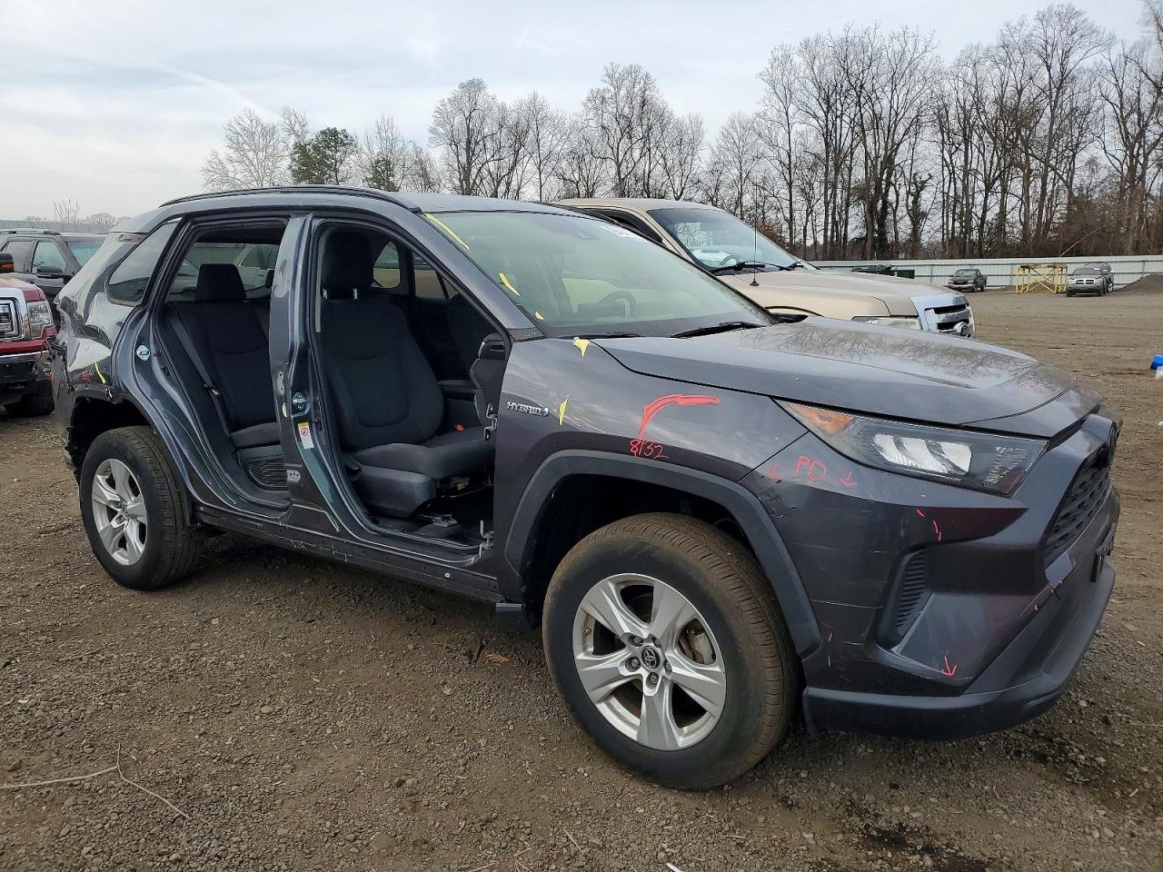 2019 TOYOTA RAV4 LE photo 4