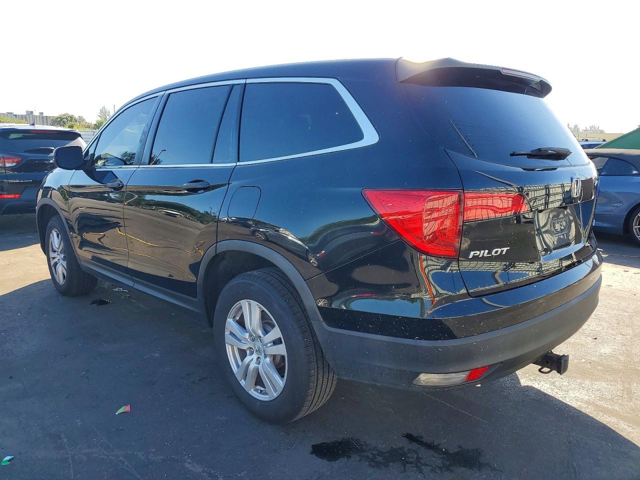 2016 HONDA PILOT LX photo 2