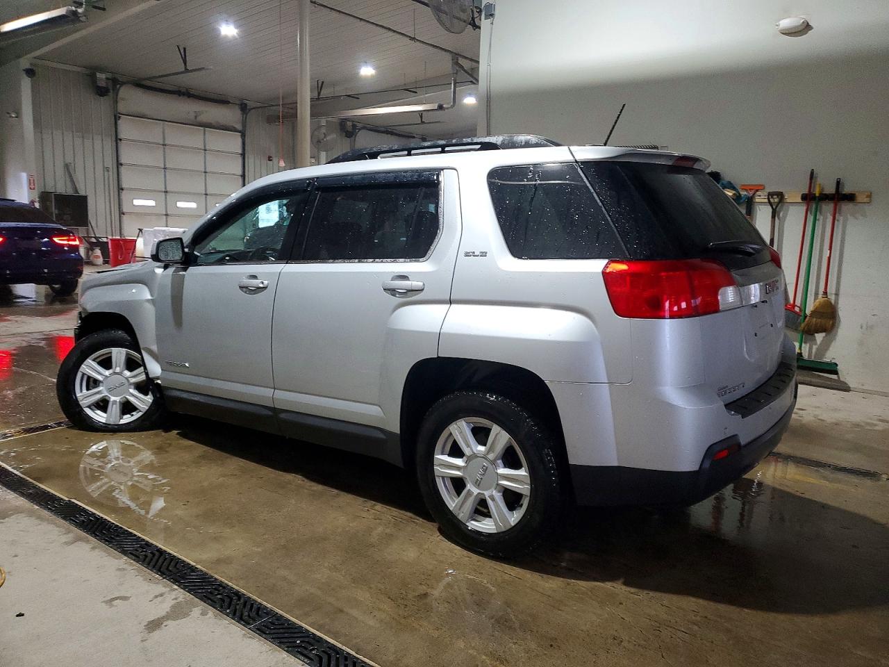 2015 GMC TERRAIN SLE photo 2