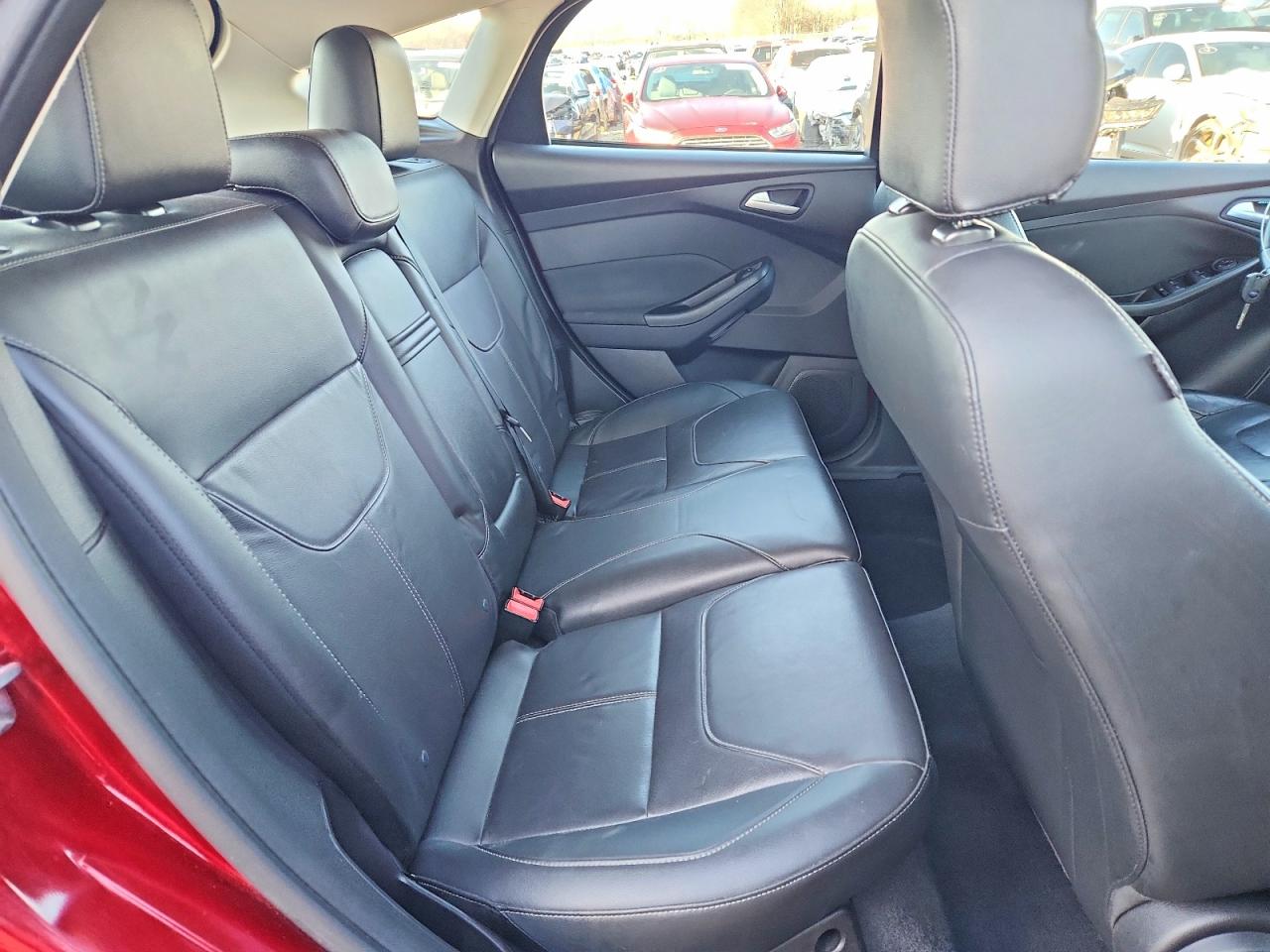 2015 FORD FOCUS SE photo 19