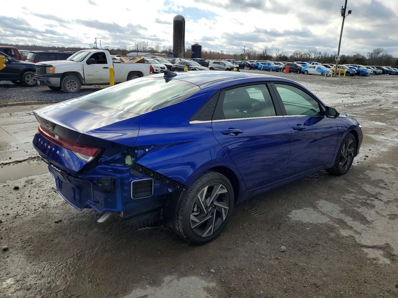 2025 HYUNDAI ELANTRA SEL photo 3