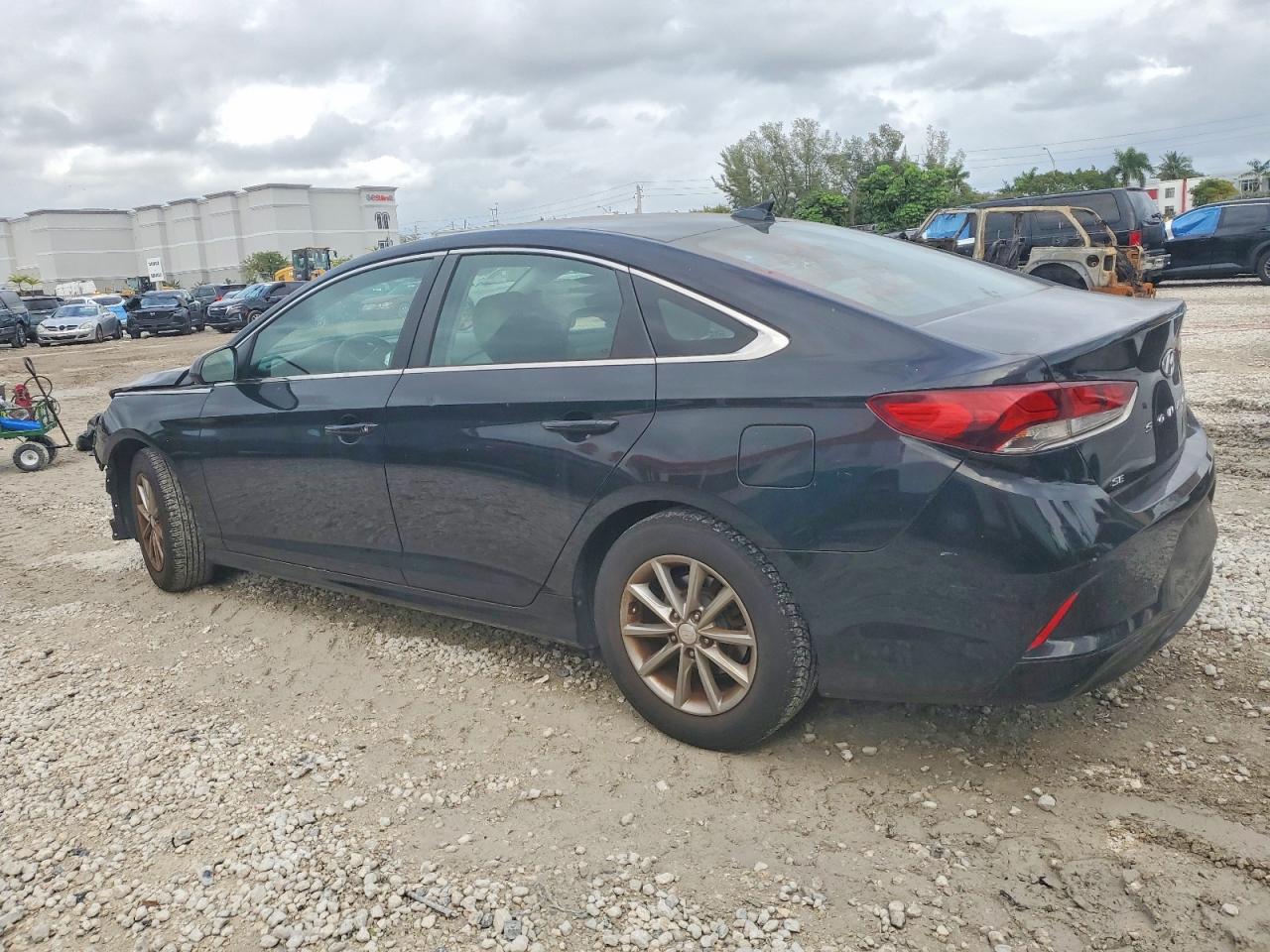 2018 HYUNDAI SONATA SE photo 2
