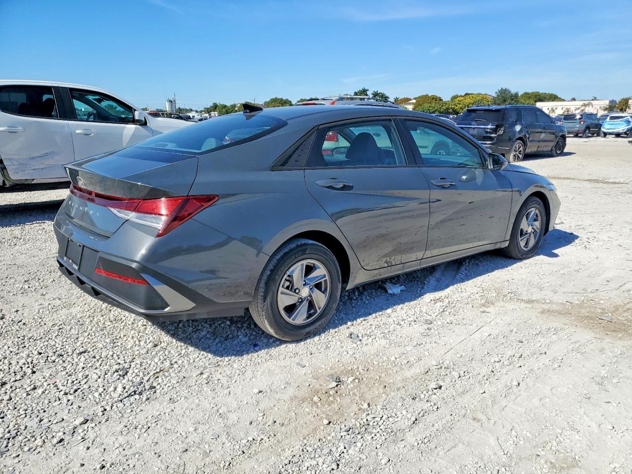2025 HYUNDAI ELANTRA SE photo 3