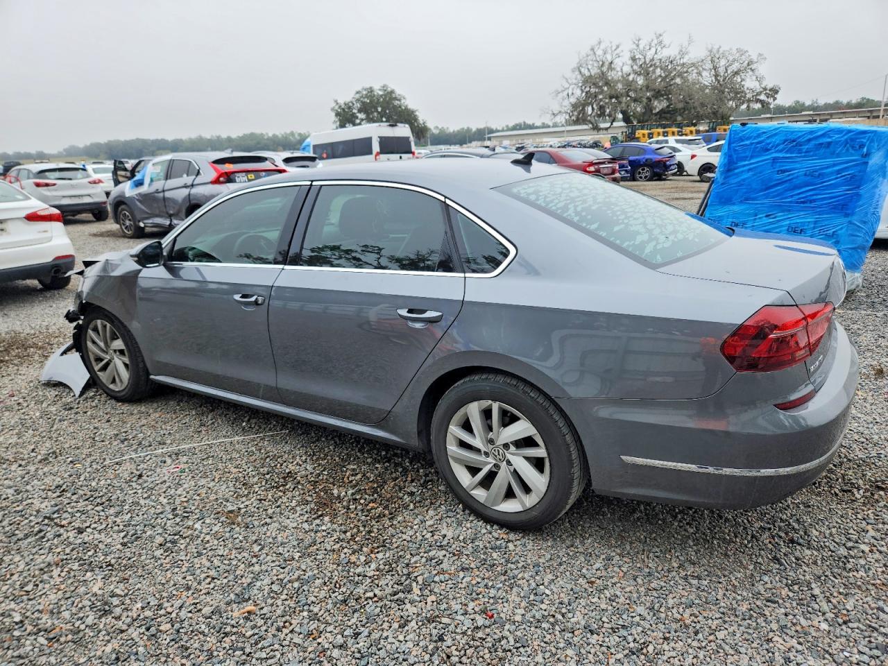 2018 VOLKSWAGEN PASSAT SE photo 2