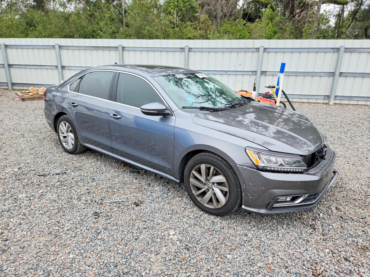 2018 VOLKSWAGEN PASSAT SE photo 4