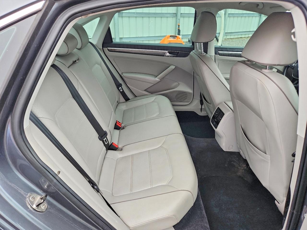 2018 VOLKSWAGEN PASSAT SE photo 10