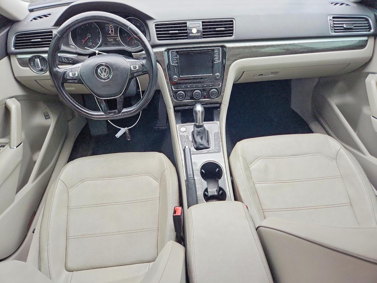 2018 VOLKSWAGEN PASSAT SE photo 8