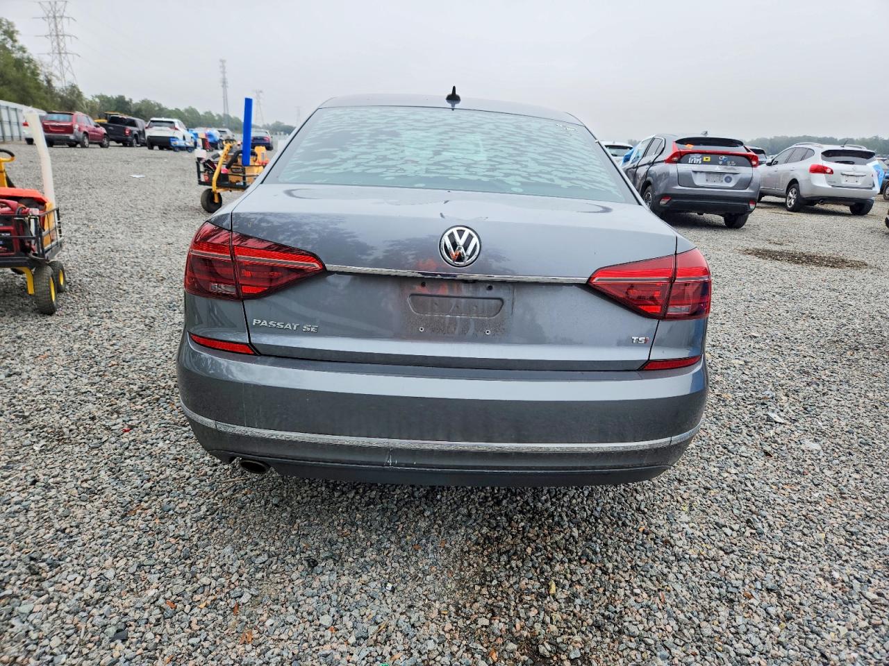 2018 VOLKSWAGEN PASSAT SE photo 6