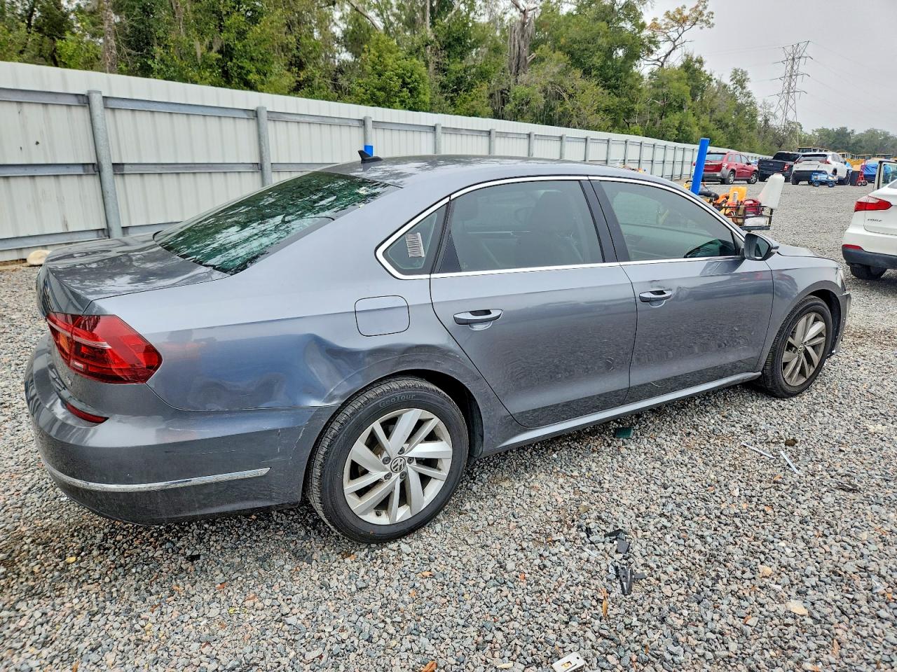 2018 VOLKSWAGEN PASSAT SE photo 3