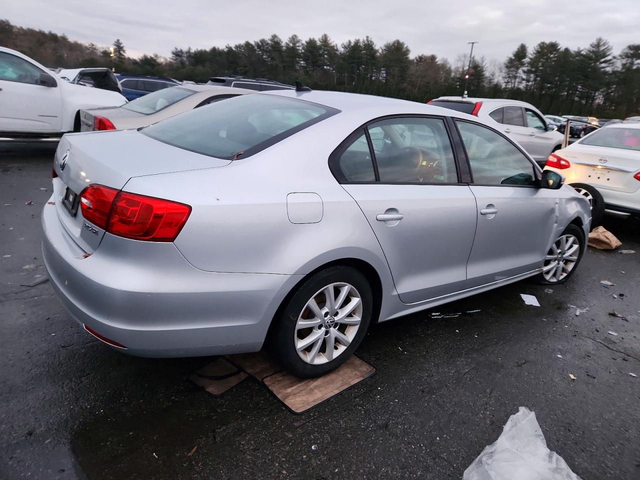 2012 VOLKSWAGEN JETTA SE photo 3