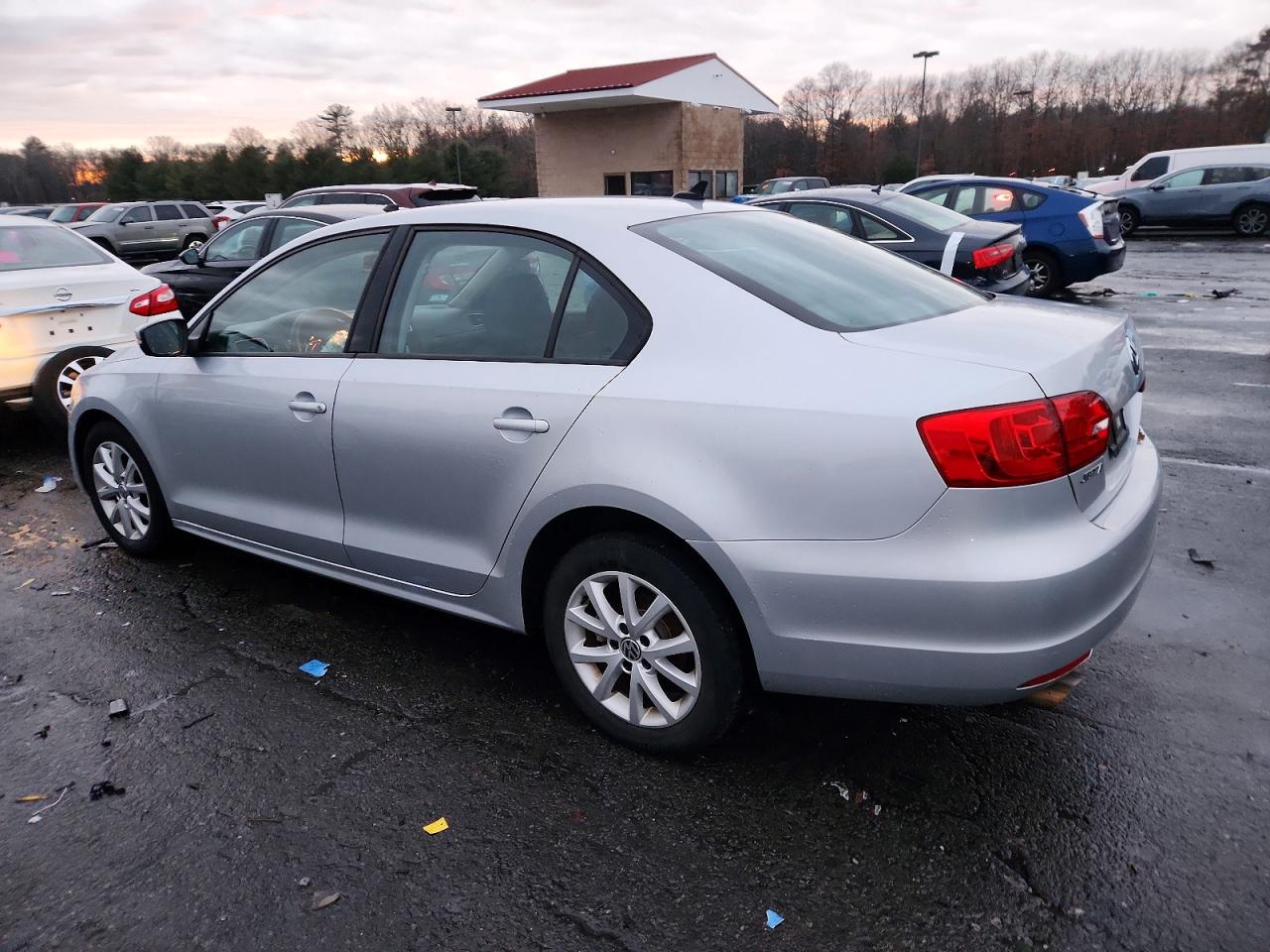 2012 VOLKSWAGEN JETTA SE photo 2