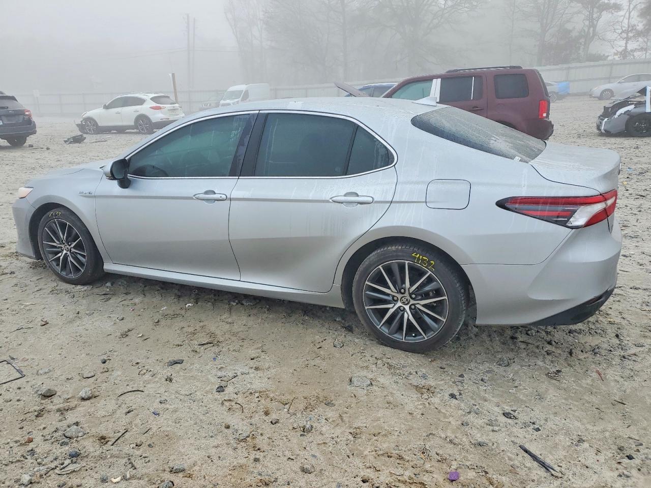 2021 TOYOTA CAMRY XLE photo 2