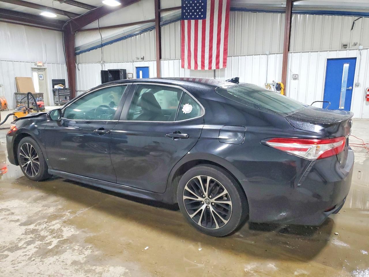 2020 TOYOTA CAMRY SE photo 2