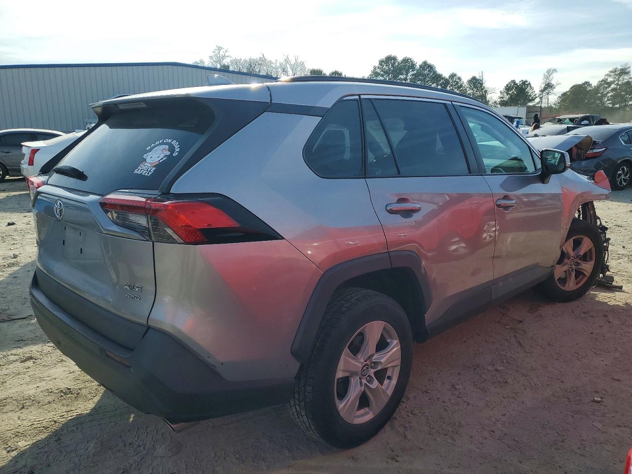 2021 TOYOTA RAV4 XLE photo 3
