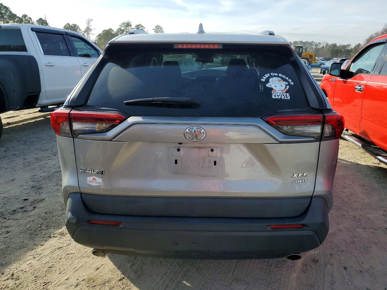 2021 TOYOTA RAV4 XLE photo 6