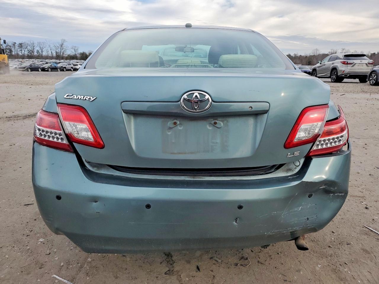 2010 TOYOTA CAMRY LE photo 11