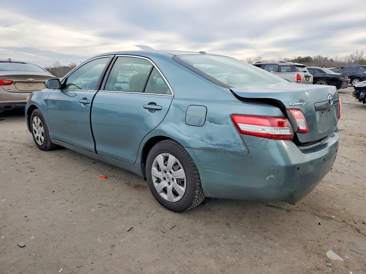 2010 TOYOTA CAMRY LE photo 3