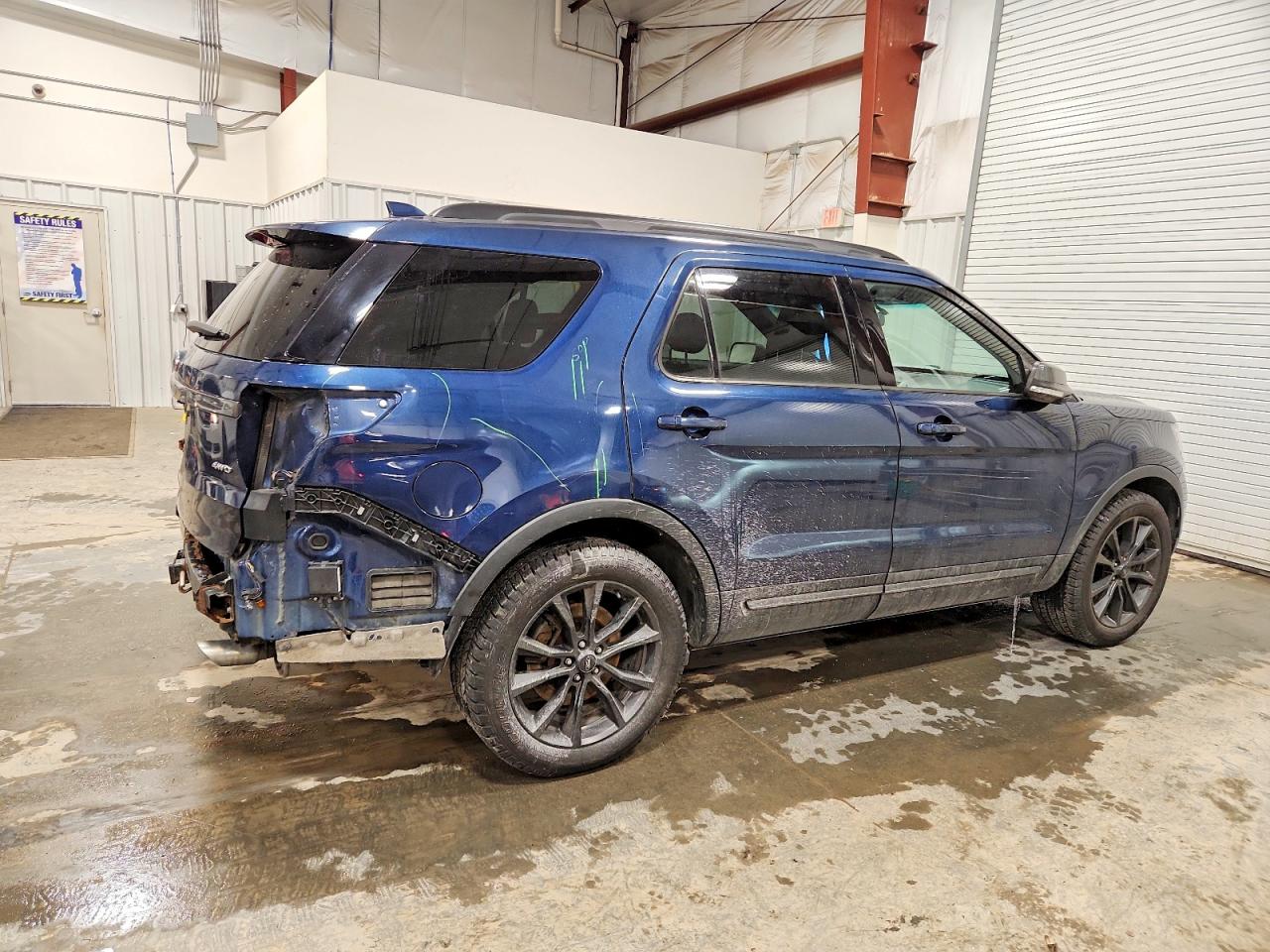 2017 FORD EXPLORER XLT photo 3