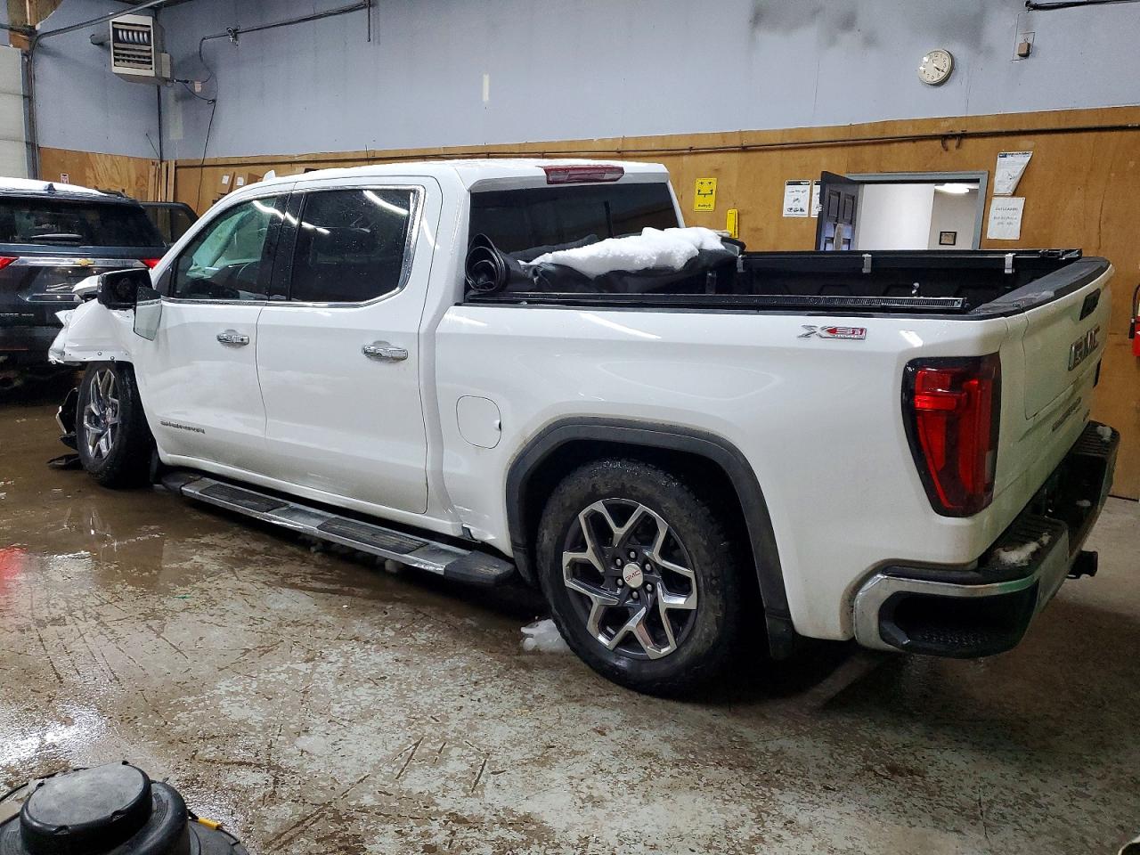 2025 GMC SIERRA K1500 SLT photo 2