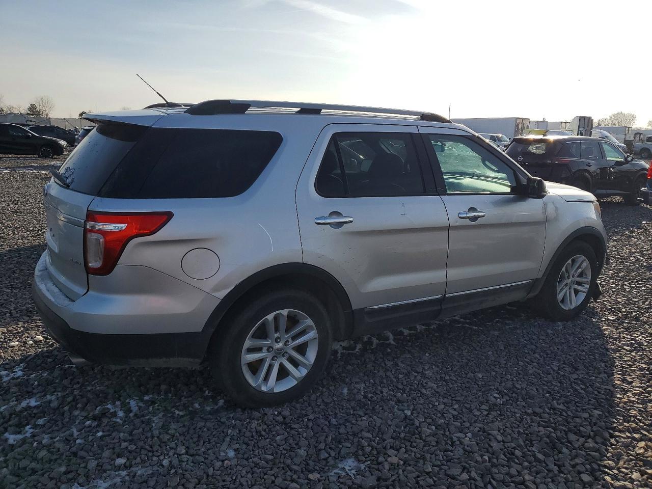 2011 FORD EXPLORER XLT photo 3