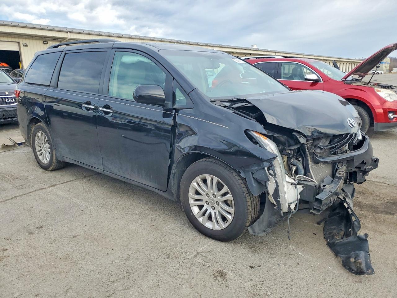 2017 TOYOTA SIENNA XLE photo 4