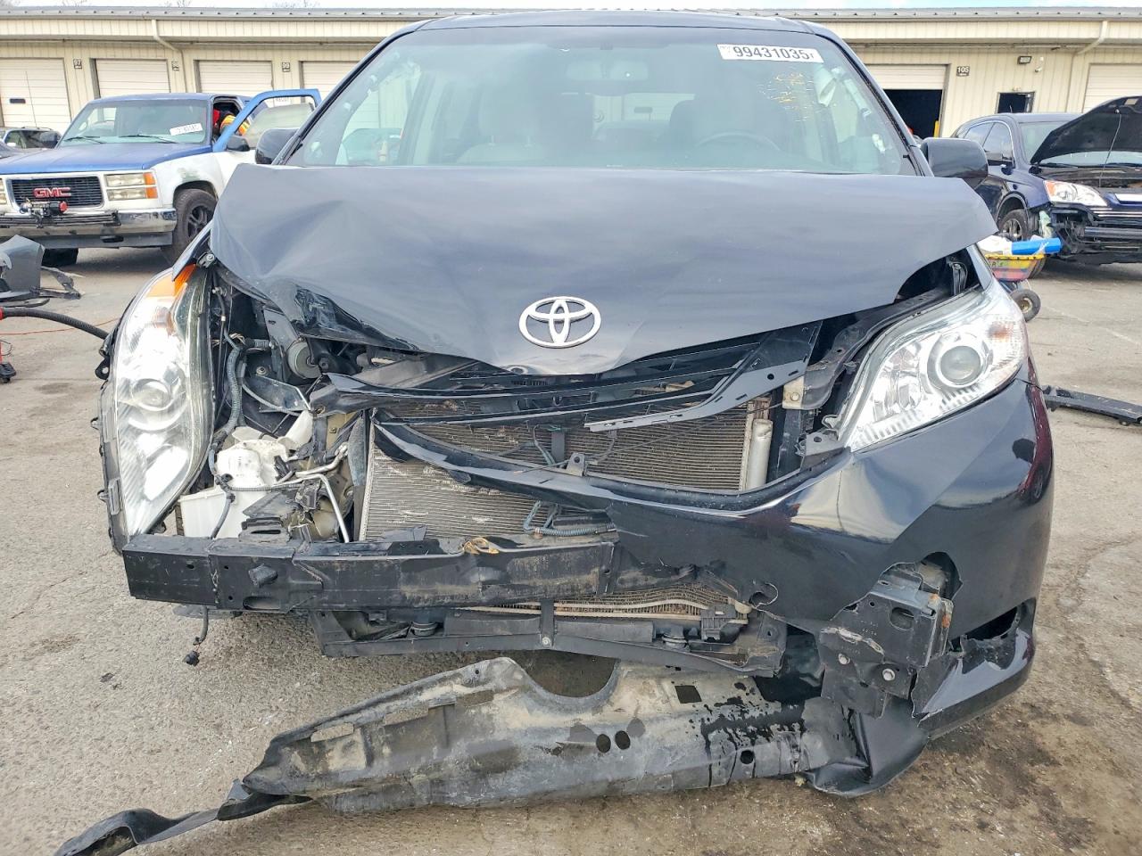 2017 TOYOTA SIENNA XLE photo 5