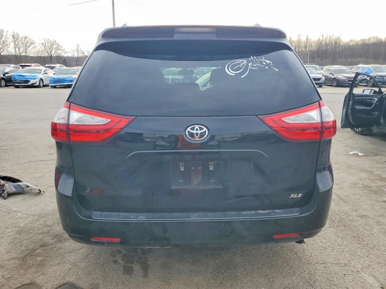 2017 TOYOTA SIENNA XLE photo 6