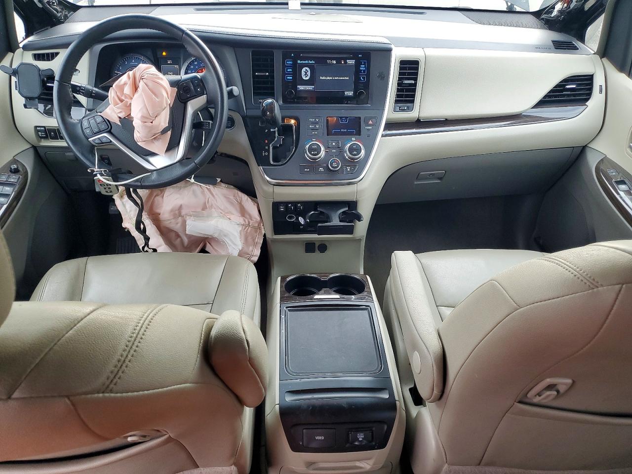 2017 TOYOTA SIENNA XLE photo 8