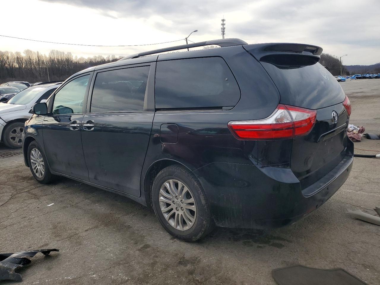 2017 TOYOTA SIENNA XLE photo 2