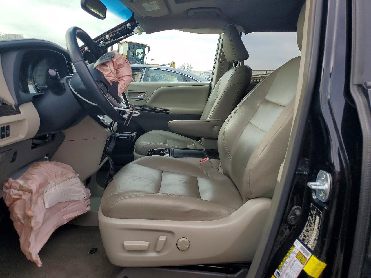 2017 TOYOTA SIENNA XLE photo 7