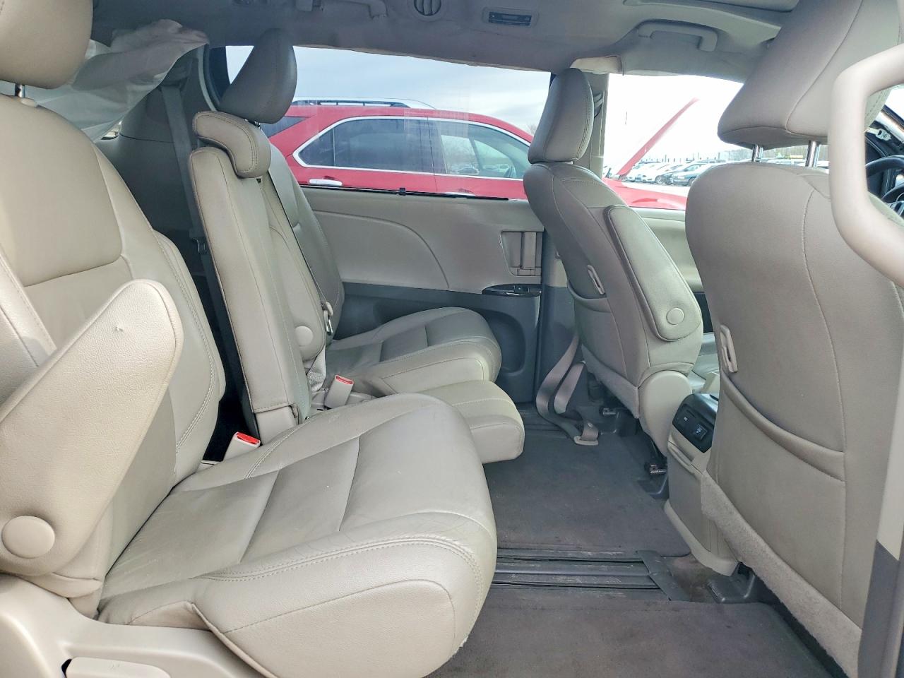 2017 TOYOTA SIENNA XLE photo 11