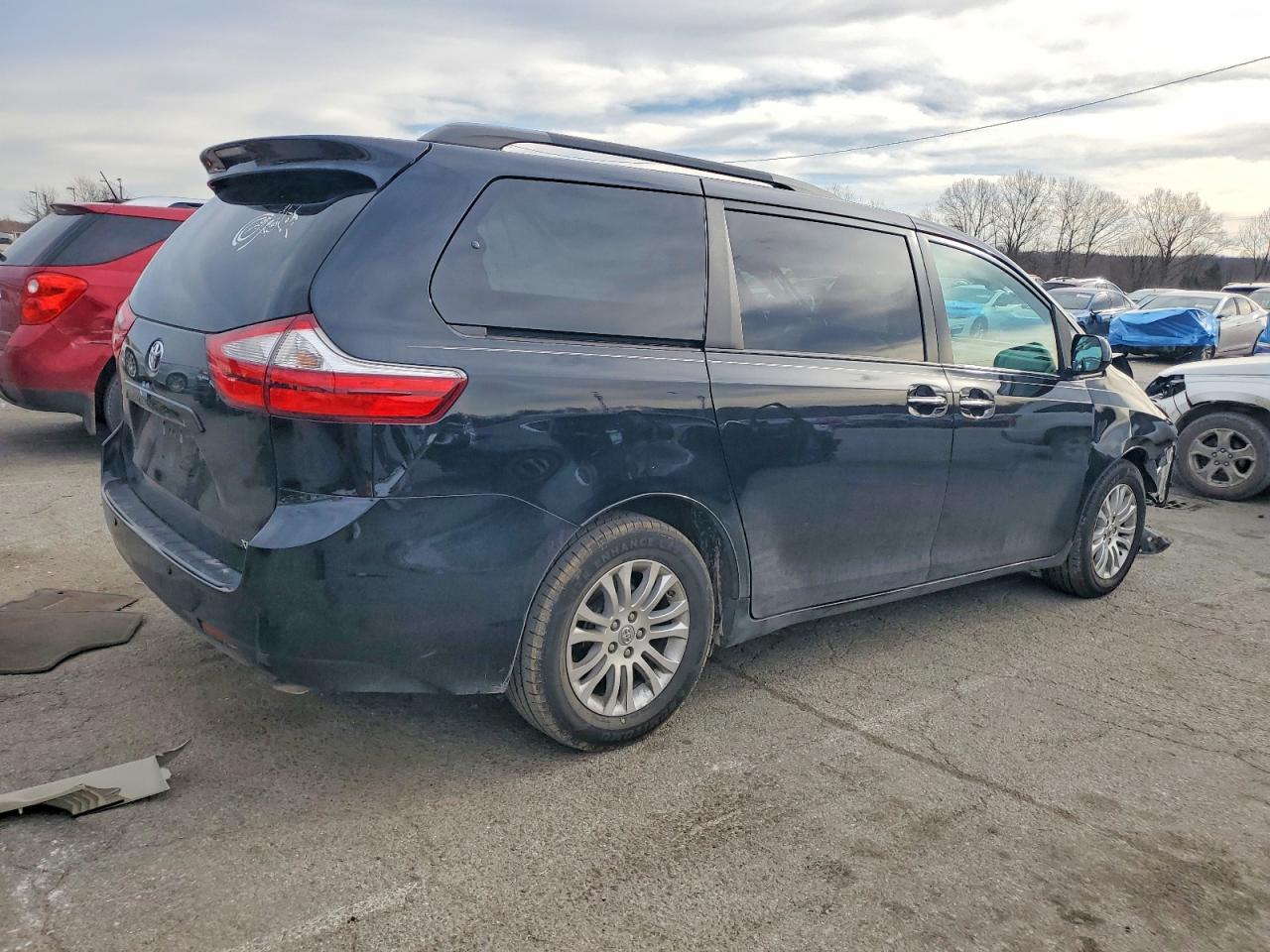 2017 TOYOTA SIENNA XLE photo 3
