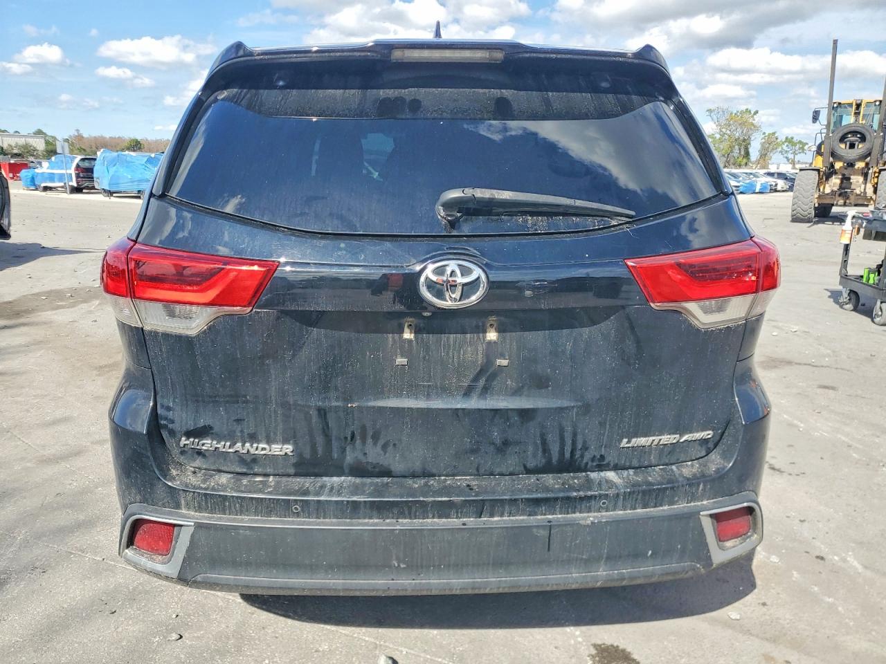 2018 TOYOTA HIGHLANDER LIMITED photo 11