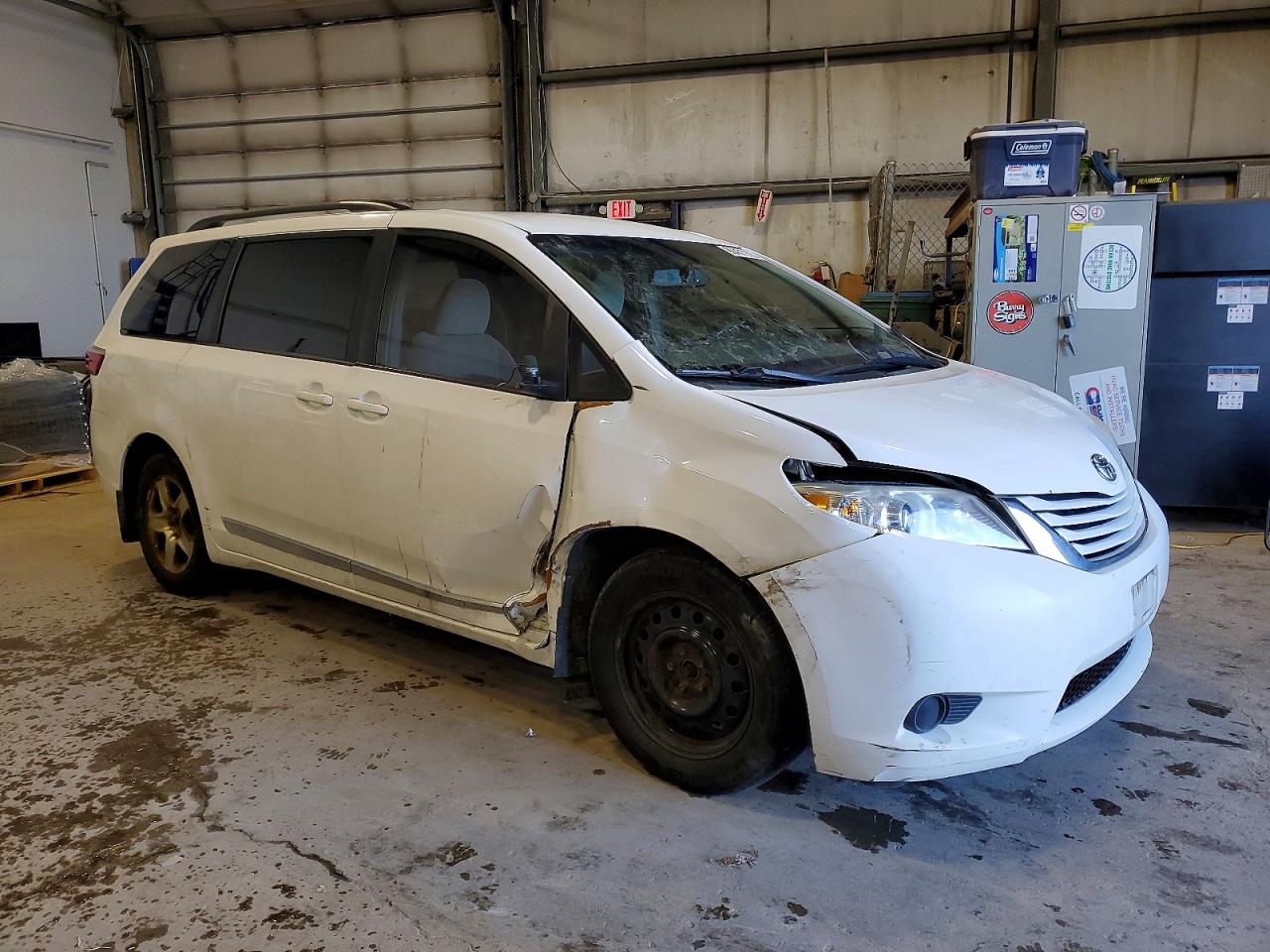 2015 TOYOTA SIENNA LE photo 4