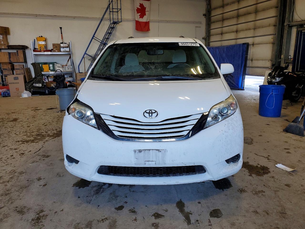 2015 TOYOTA SIENNA LE photo 5