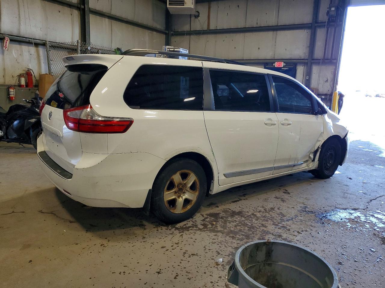 2015 TOYOTA SIENNA LE photo 3