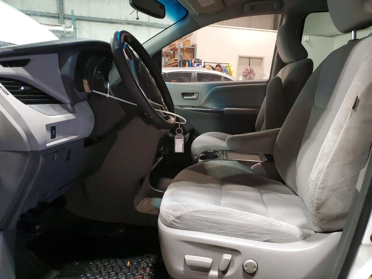 2015 TOYOTA SIENNA LE photo 7