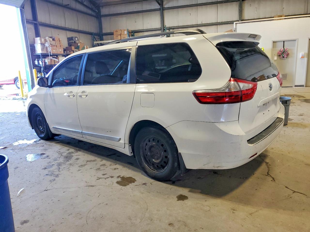 2015 TOYOTA SIENNA LE photo 2