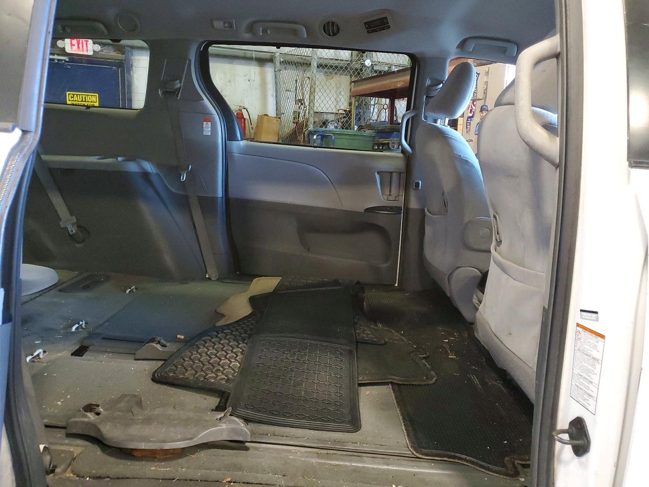 2015 TOYOTA SIENNA LE photo 11