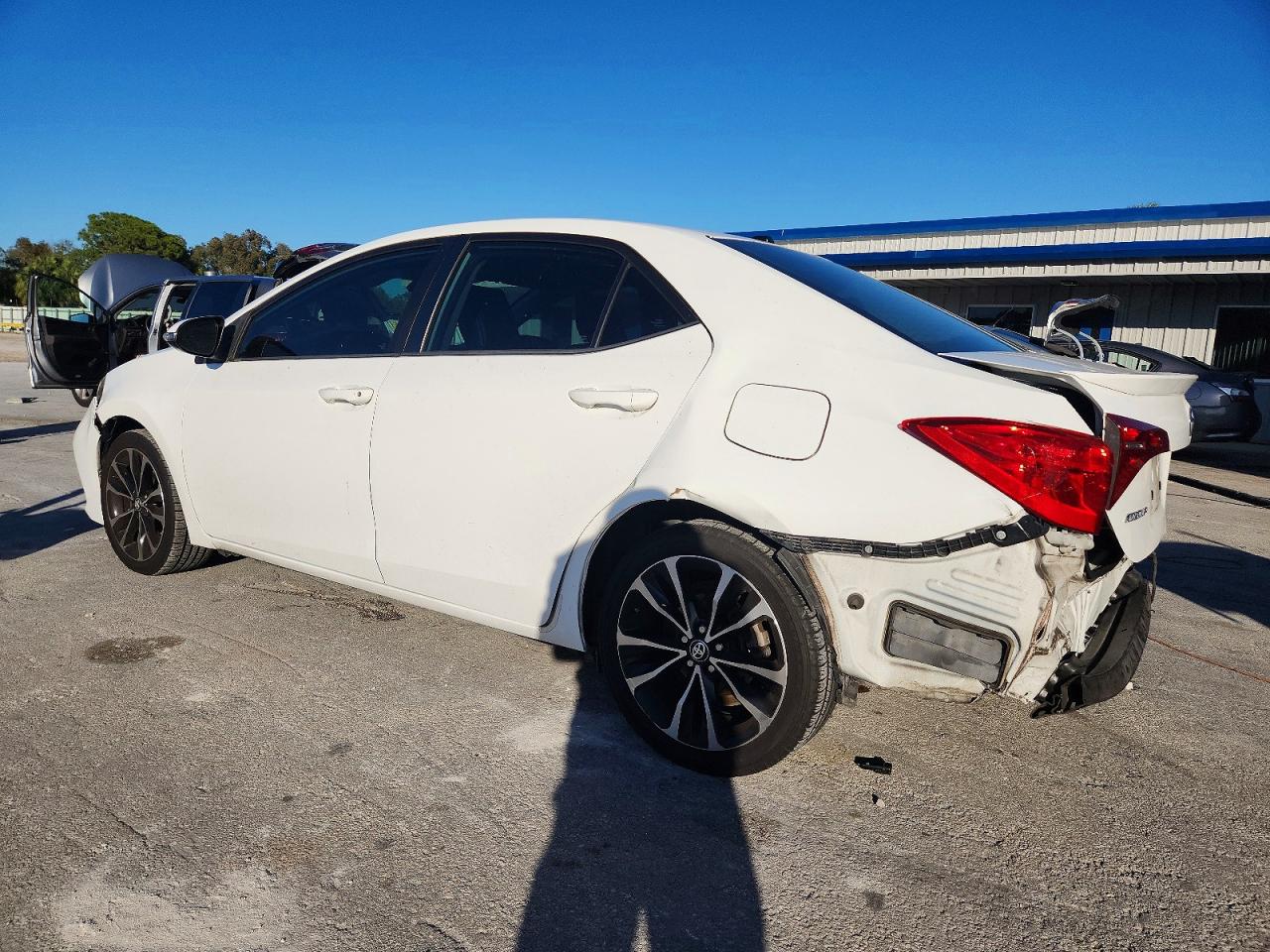 2018 TOYOTA COROLLA L photo 2