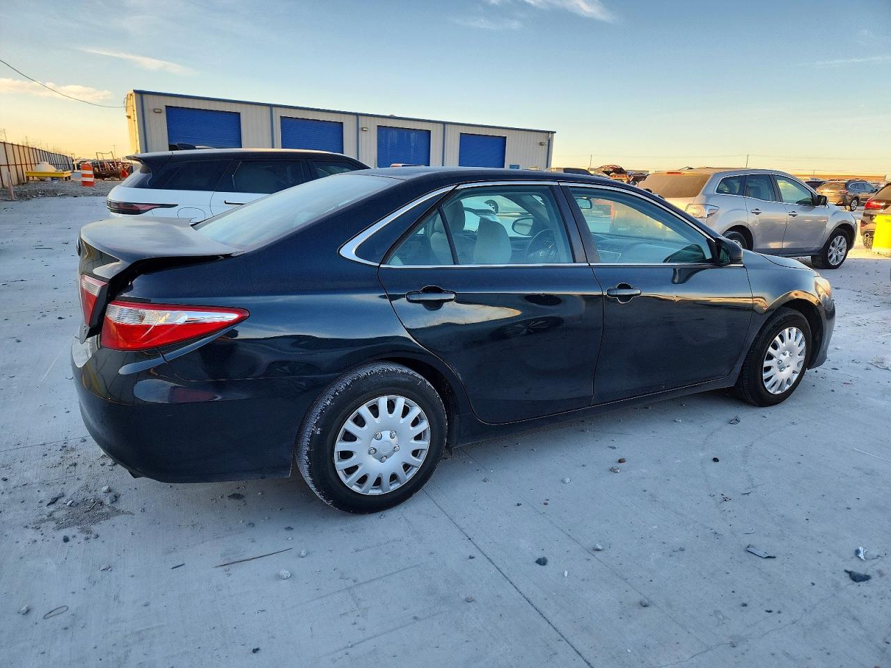 2015 TOYOTA CAMRY LE photo 3