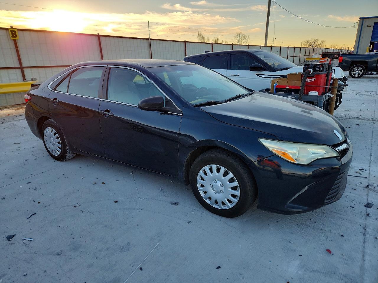2015 TOYOTA CAMRY LE photo 4