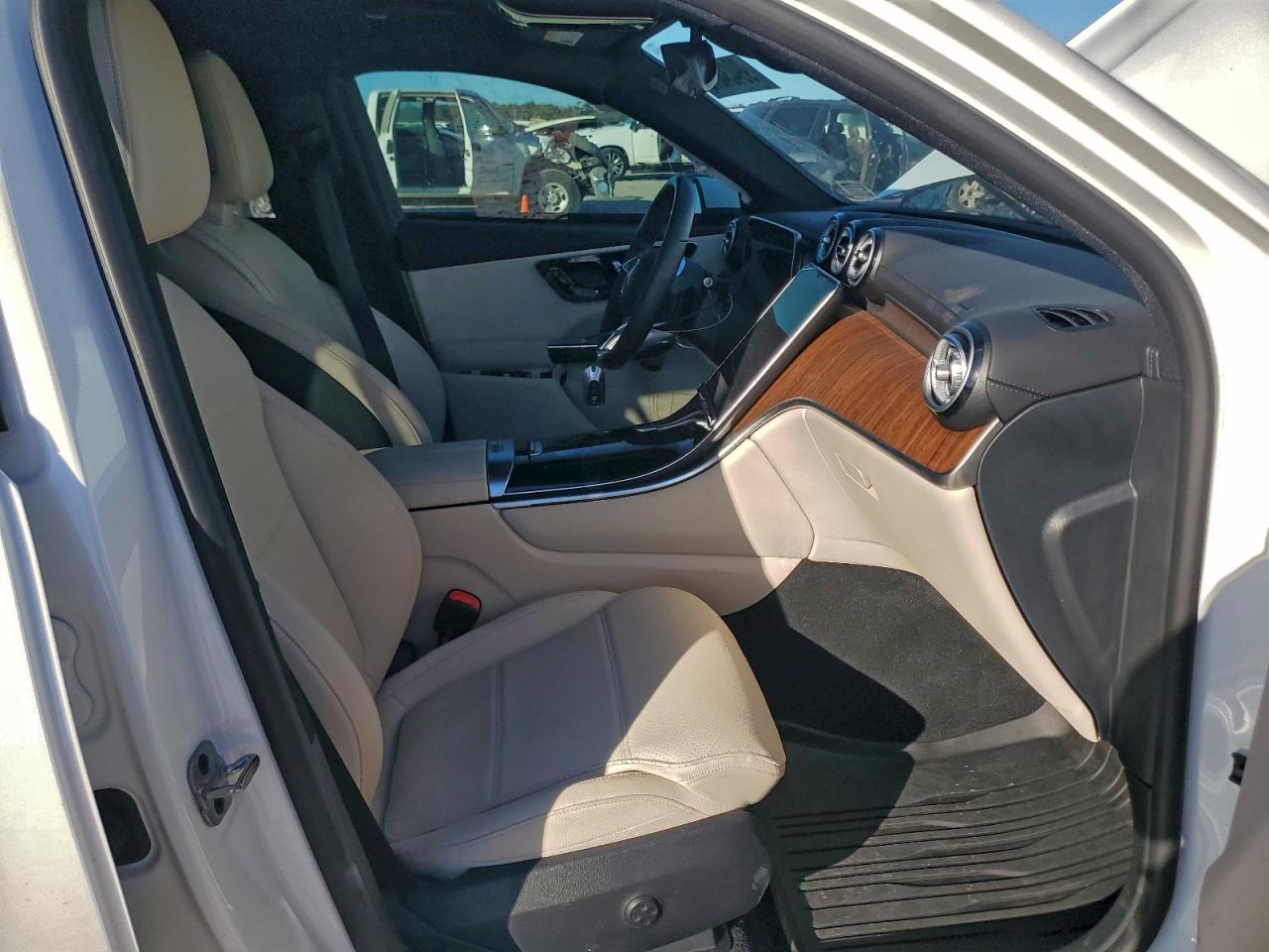 2025 MERCEDES-BENZ GLC 300 photo 7